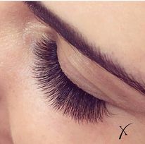 Geschlossenes Augen mit sehr schönen Künstlichen Volumenwimpern