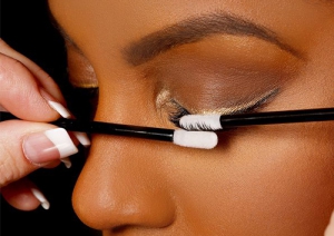 Wimpern werden mit zwei Reinigungsstäbchen gereinigt