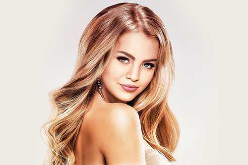 Blonde Dame mit schönen Wimpern dank Wimpernserum