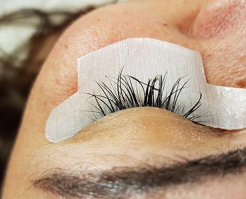 Schlecht geklebte Wimpern